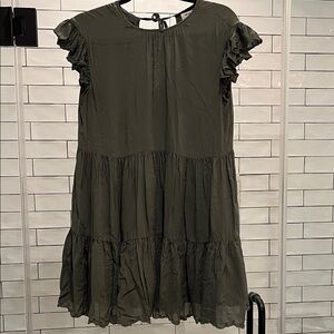 Green Aritzia/Wilfred tiered dress.